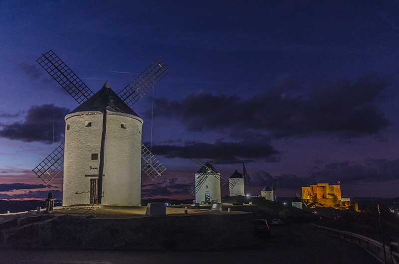 Toledo - Consuegra 54 - molinos de viento y castillo de Consuegra.jpg